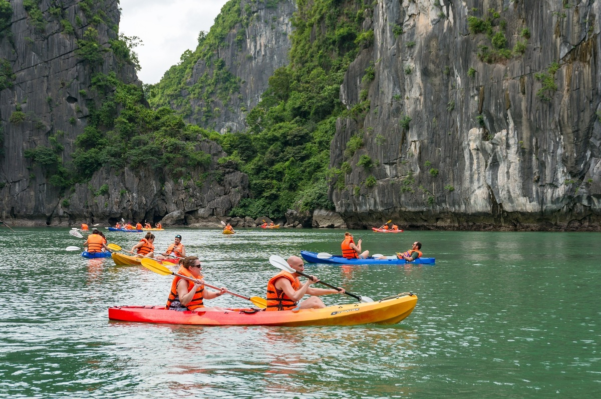 Kayjaking in lan ha bay